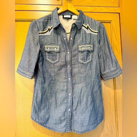 Miss Me Chambray Embellished Pearl Snap Short Sleeve Western Top / small - Picture 1 of 16